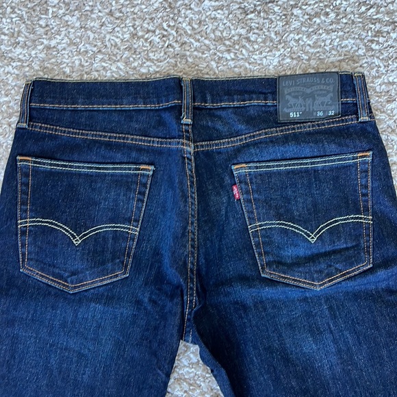 Levi’s Men’s Navy Blue Jeans with lighter knees and Zipper Fly. Size 36x32 - Picture 6 of 11